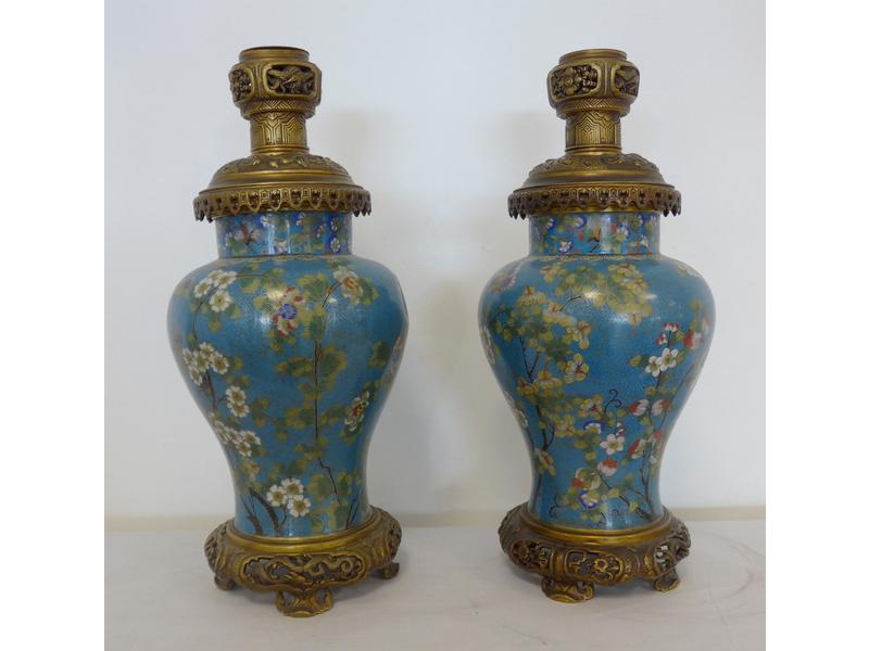 PAIRE DE VASES en émaux cloisonnés à décor...