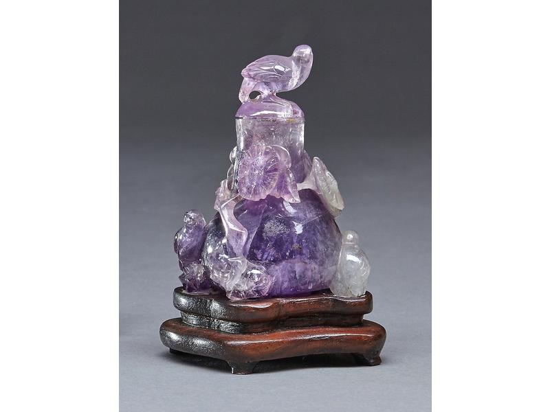 PETIT VASE couvert en quartz rose sculpté...