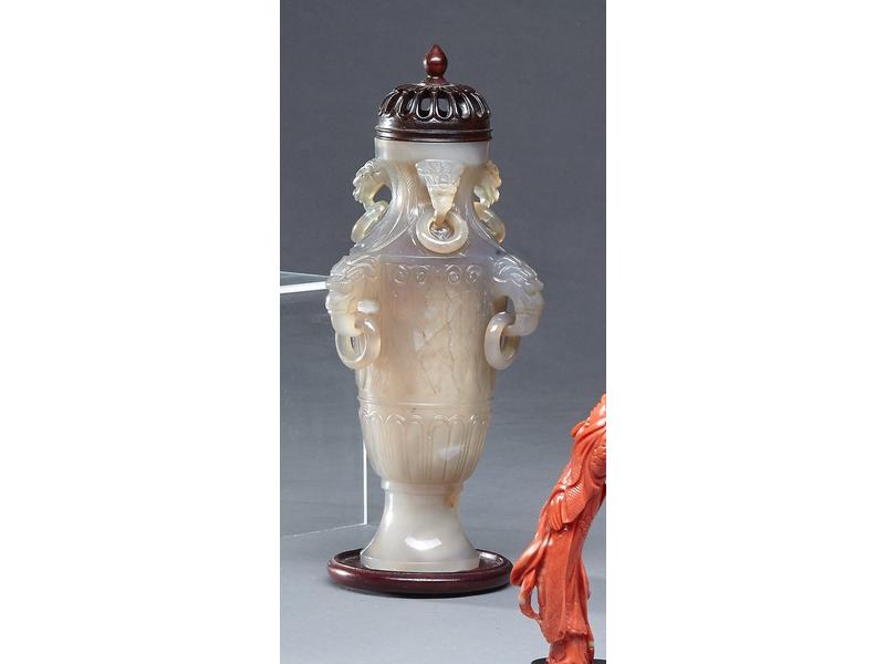 VASE balustre en agate finement sculpté de...