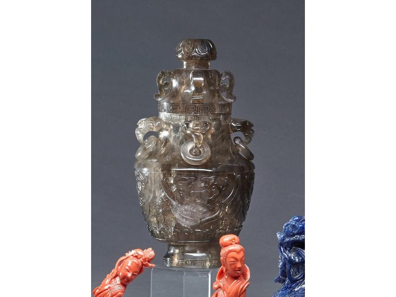 VASE ARCHAÏSANT COUVERT en quartz fumé couvert,...