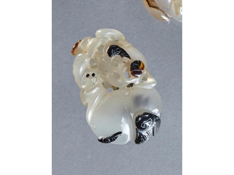 PENDENTIF en agate représentant un crapaud,...
