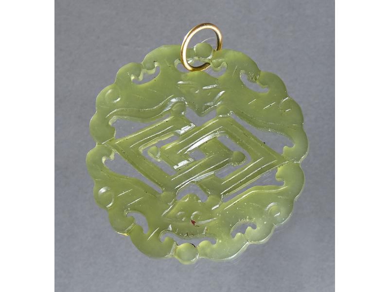 PENDENTIF en serpentine sculptée de chauves-souris...