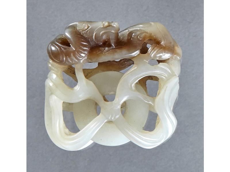 JADE céladon veiné brun sculpté d'un dragon...