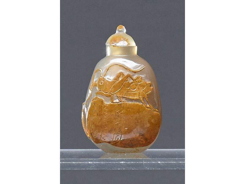 FLACON TABATIERE en agate à décor d'un criquet...