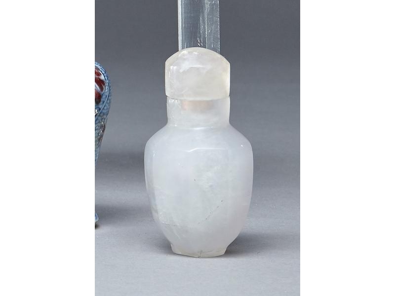DEUX TABATIERES l'une en agate de forme coloquinte...