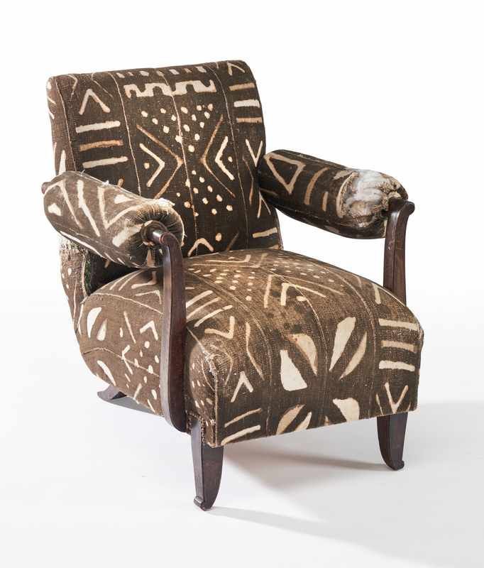 FAUTEUIL en bois teinté façon acajou, pieds...