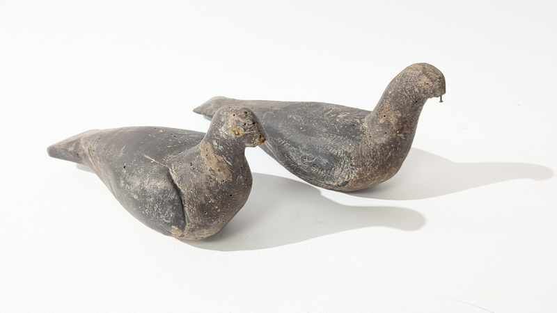 DEUX APPELANTS à palombe en bois sculpté...