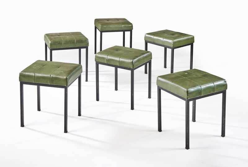 SUITE DE SIX TABOURETS à piétement droit...