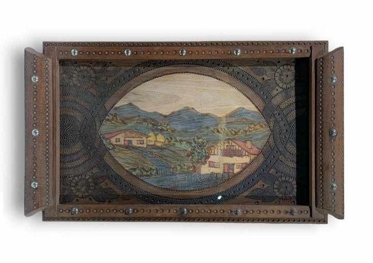 PLATEAU rectangulaire à décor gravé d'un...
