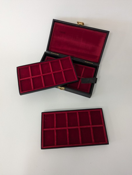 COFFRET DE NUMISMATE gainé de simili cuir...