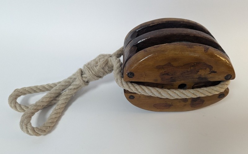 POULIE en bois à deux roues. Haut. 20 cm