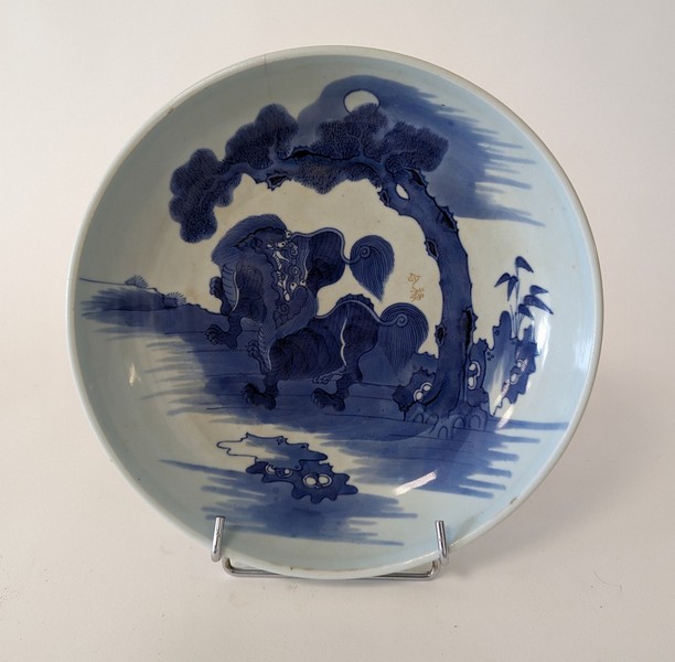PLAT en porcelaine à décor émaillé en bleu...