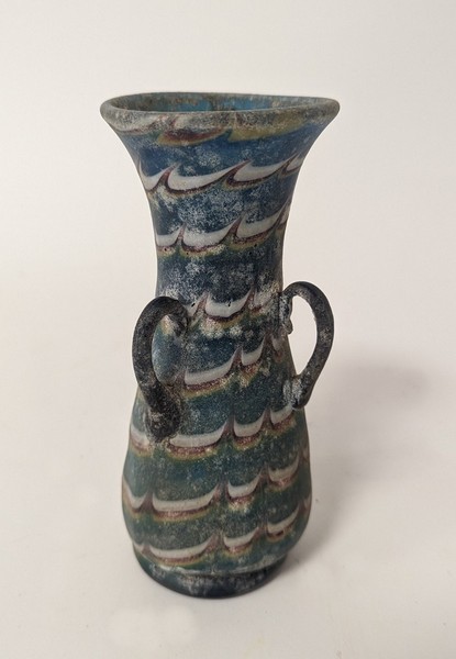 VASE à haut col évasé en verre soufflé irisé...