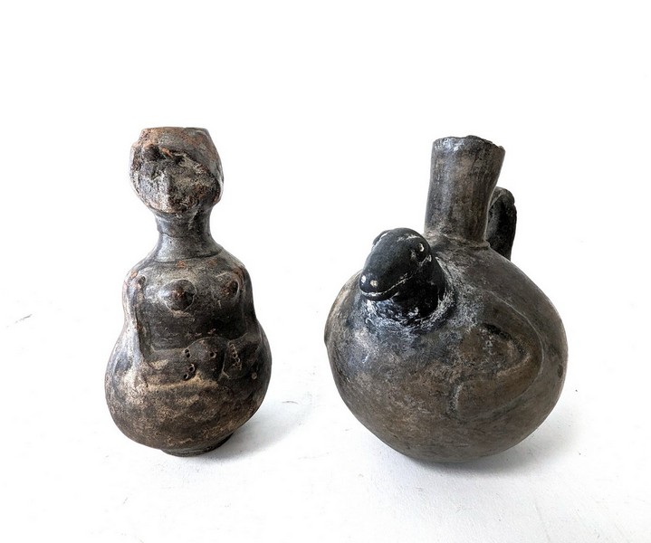 DEUX PICHETS en terre cuite, l'un anthropomorphe...