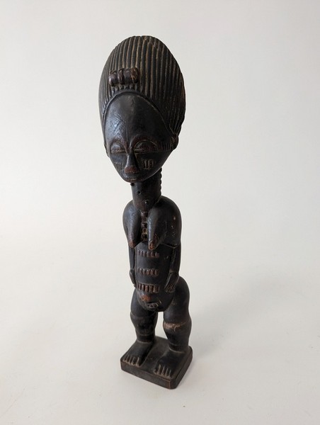 STATUETTE féminine en bois sculpté patiné...