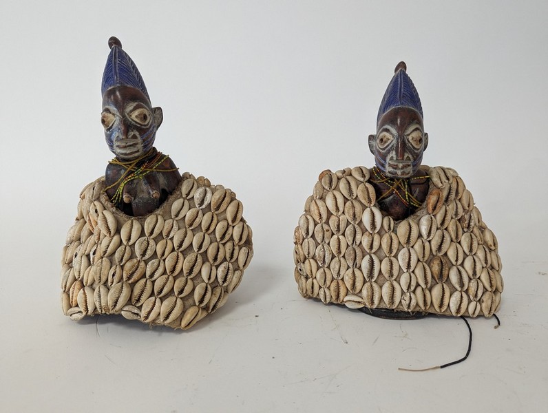 PAIRE DE STATUETTES dans le style Ibedji...