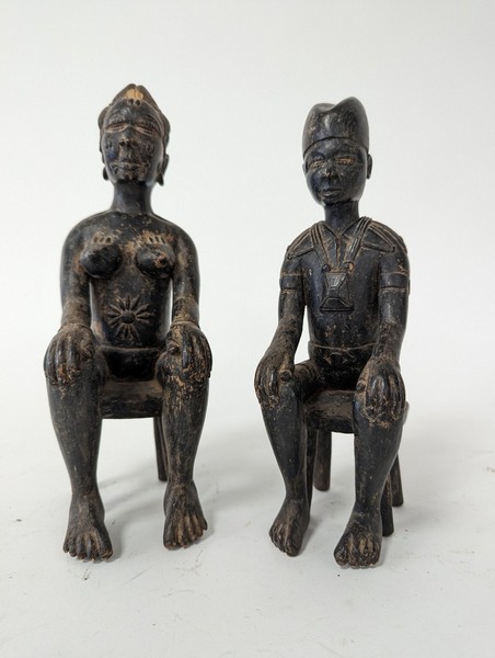 COUPLE DE PERSONNAGES assis sur des tabourets...