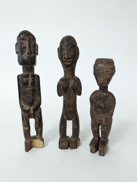 TROIS STATUETTES dont deux masculines et...