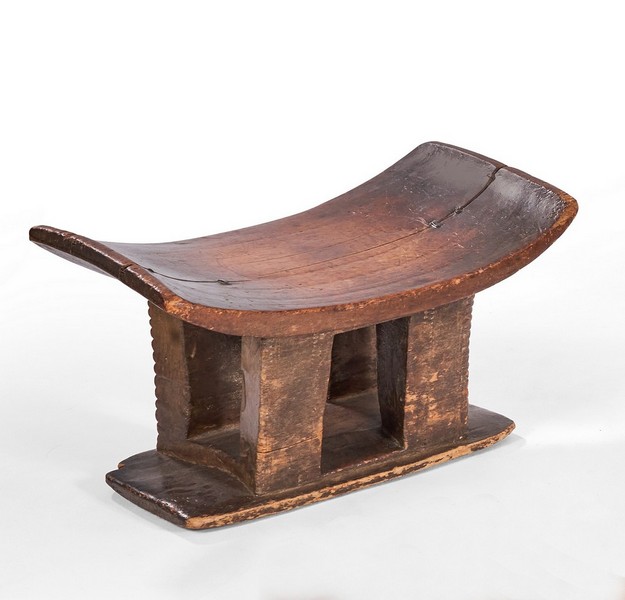 TABOURET curule à montants droits sculpté...