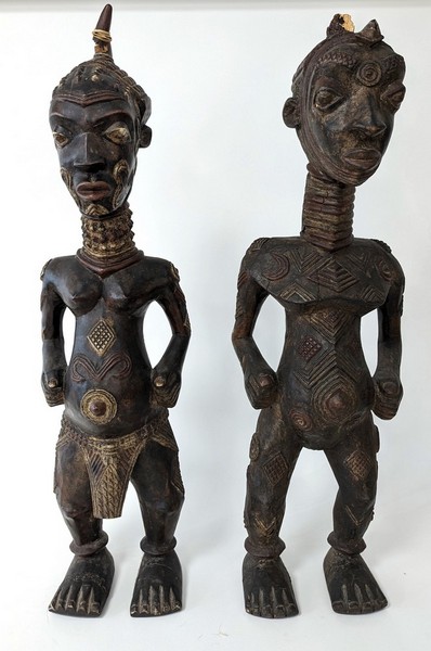 DEUX STATUETTES en génuflexion aux multiples...