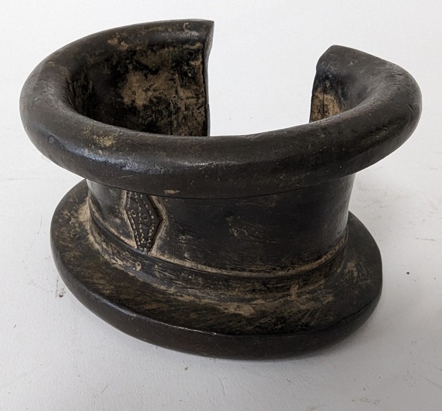 BRACELET à décor d'un losange gravé.