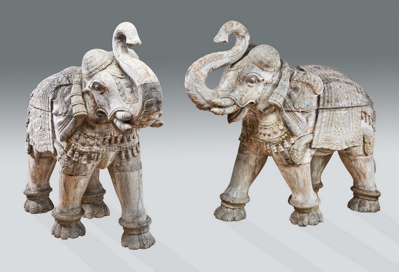 PAIRE DE GRANDS ÉLÉPHANTS marchant, la trompe...