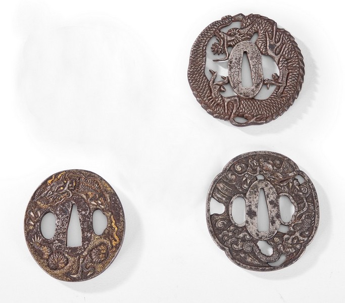 BEL ENSEMBLE DE TROIS TSUBA en fer à patine...