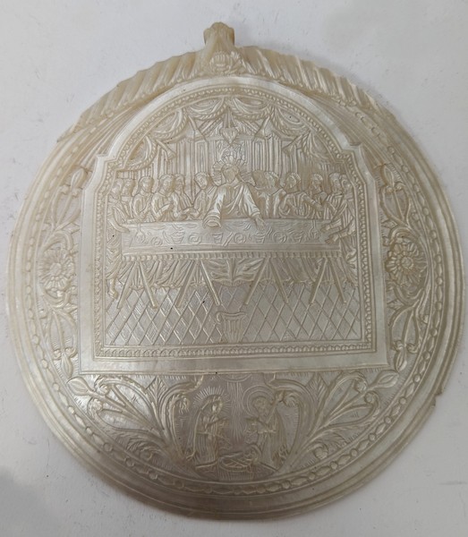 MEDAILLON de nacre finement gravée en bas-relief...