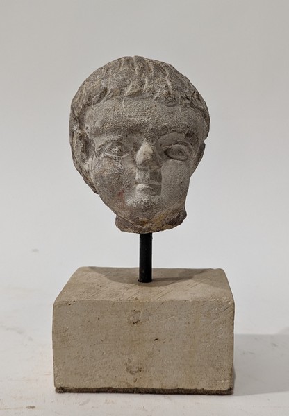 TÊTE D'ENFANT en pierre calcaire sculpté...