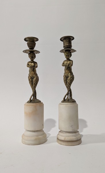 PAIRE DE FLAMBEAUX en bronze figurant de...