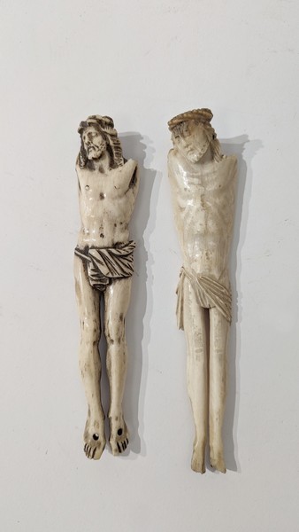 DEUX CORPS DE CHRIST en os sculpté. XIXe...