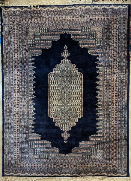 GRAND TAPIS rectangulaire bleu à décor en...