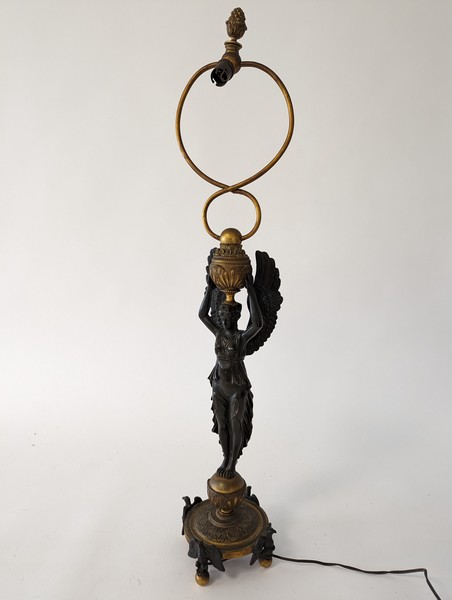 LAMPE en bronze à deux patines, le fût figurant...