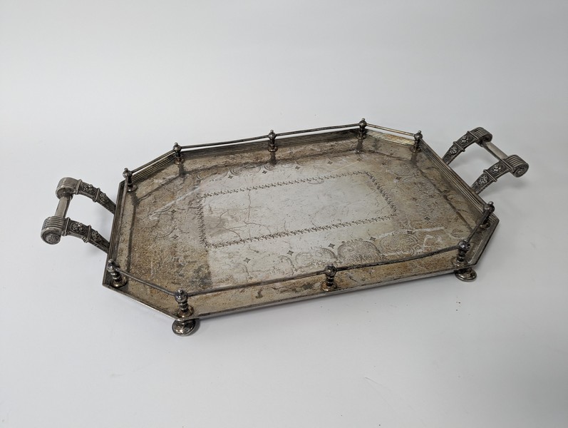 GRAND PLATEAU formant centre de table, en...
