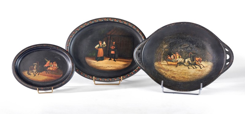 TROIS PLATEAUX en tôle laquée noir et décor...