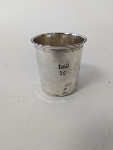 TIMBALE en argent (950) à bords évasés souligné...