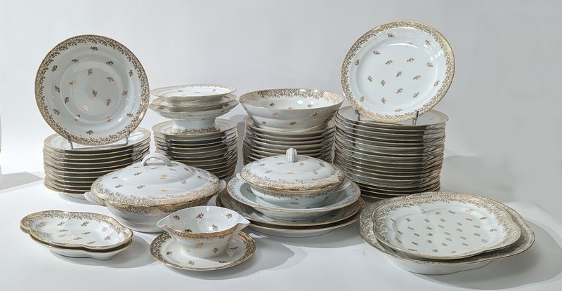 IMPORTANT SEVICE DE TABLE en porcelaine de...