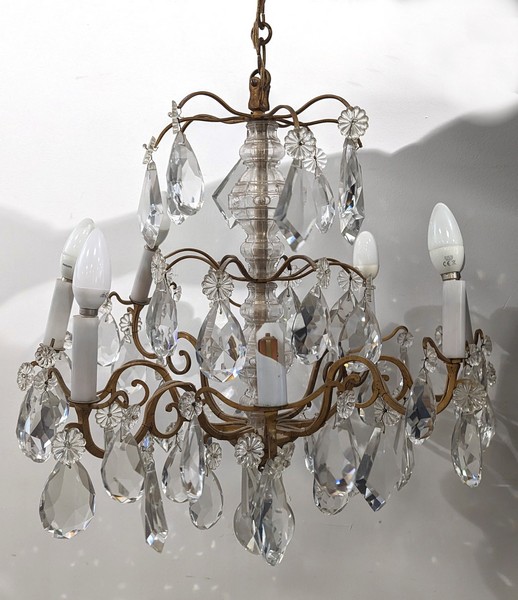 LUSTRE en bronze doré et pampilles de cristal...