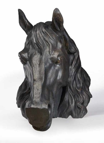 TÊTE DE CHEVAL en terre cuite patinée noire....