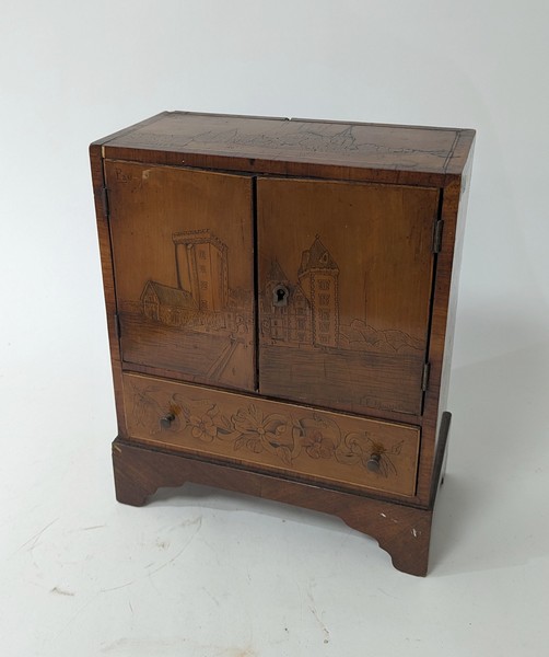 PETITE ARMOIRE MINIATURE dite en cabinet...