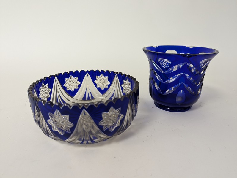 DEUX COUPES en cristal taillé teinté bleu,...