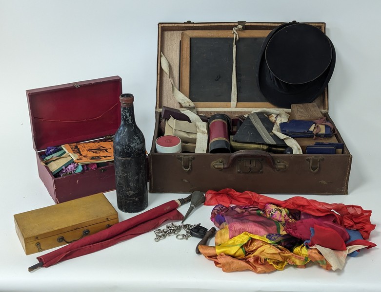 [PRESTIDIGITATION] - VALISE DE MAGICIEN avec...