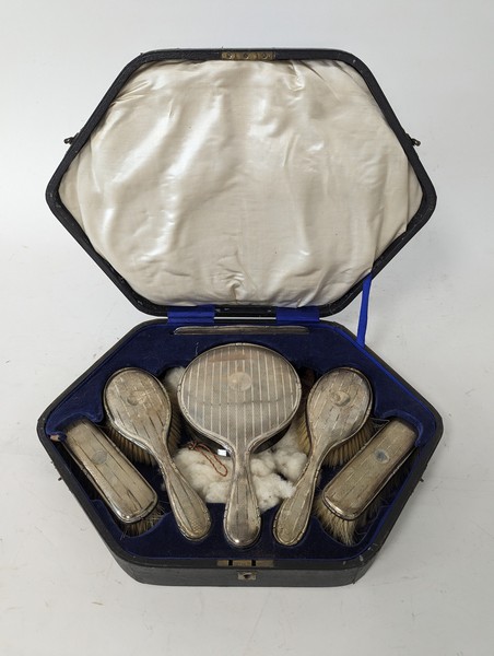 NECESSAIRE DE COIFFURE en argent comprenant...
