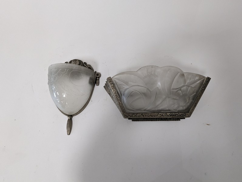 DEUX APPLIQUES en métal et verre moulé pressé,...