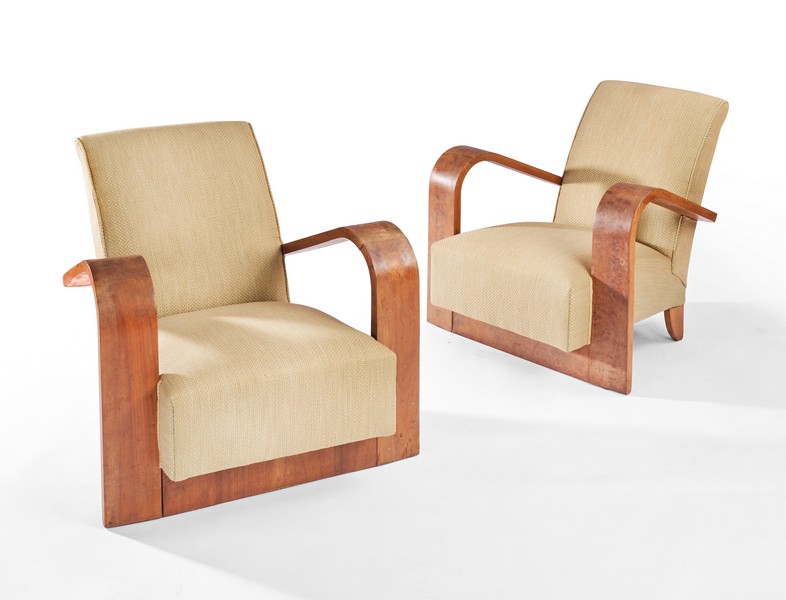 PAIRE DE LARGES FAUTEUILS type Club, les...