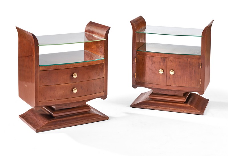 PAIRE DE TABLES DE CHEVET en placage de palissandre...