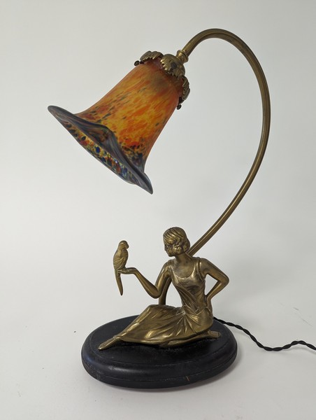 LAMPE de bureau en bronze figurant une femme...