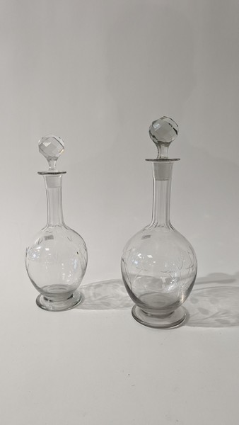 DEUX CARAFES A VIN en cristal taillé à décor...