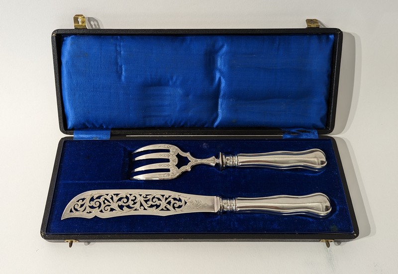 COUVERT DE SERVICE à poisson en argent, spatules...