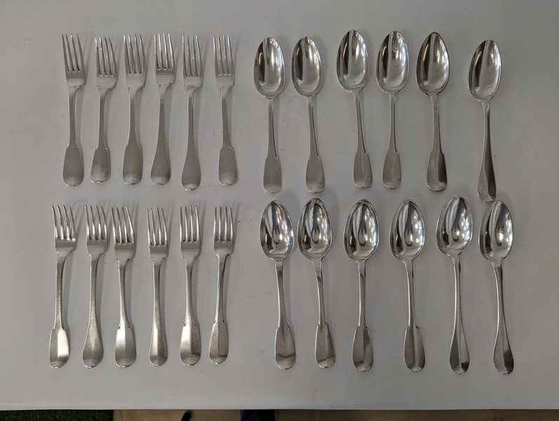 DOUZE COUVERTS en argent, modèle uniplat,...